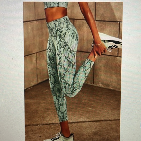 Fabletics Set- - Picture 5 of 6